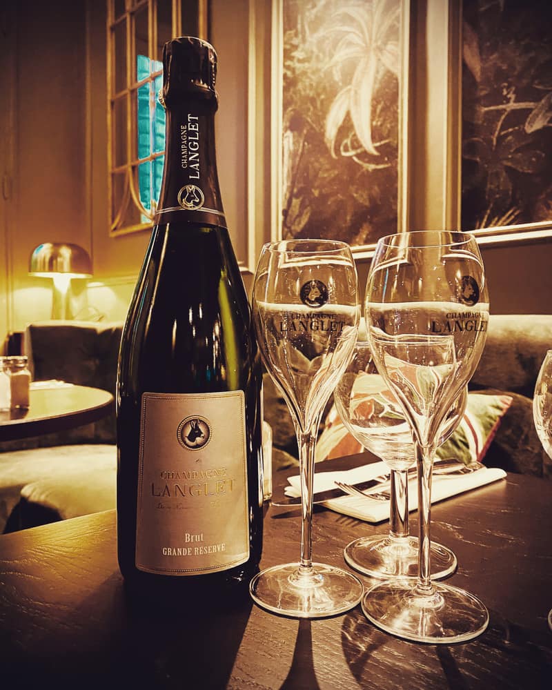 Champagne et coupes sur une table